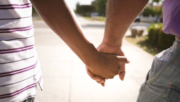 Hommes tenant la main Couple gay marchant sur la rue
 - Photo, image