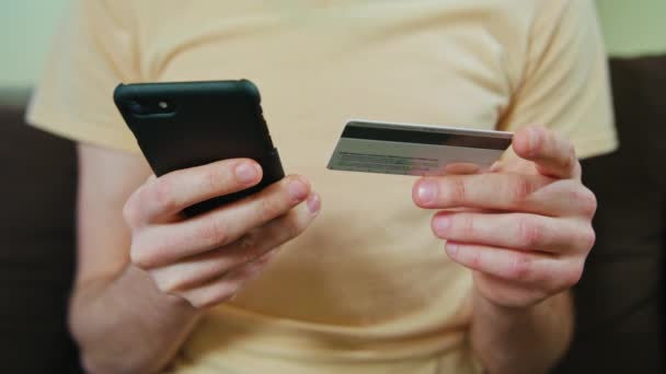 Αγορές με πιστωτική κάρτα και Smartphone άνθρωπος - Πλάνα, βίντεο