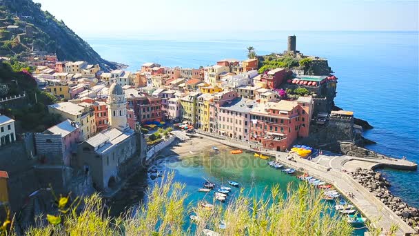 Krásný pohled na Vernazza shora. Jedna z pěti slavných vesničkami a důstojnými dominantami národního parku Cinque Terre v Itálii. Zpomalený pohyb - Záběry, video