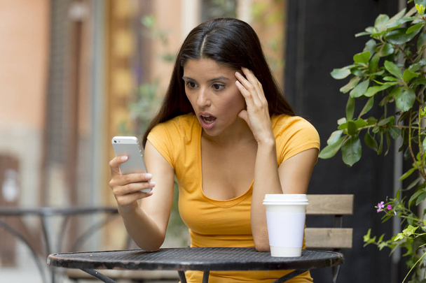 woman shocked on her smart phone - Foto, imagen