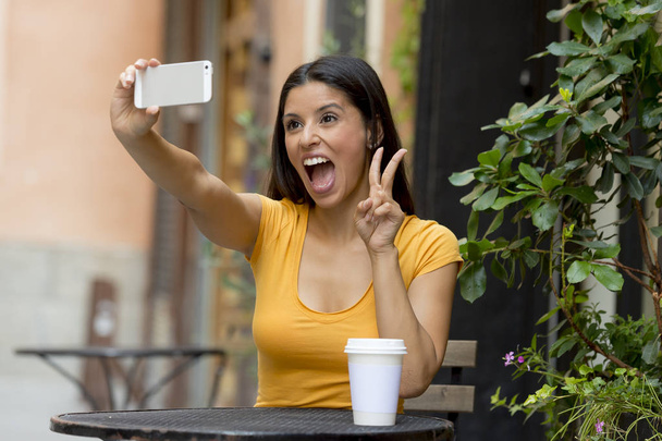 attractive latin woman talking selfie - Fotografie, Obrázek