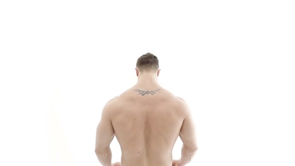 Μεσαίο πλάνο του μυϊκή bodybuilder κάνει ασκήσεις βραχίονα, με μια ζώνη αντίστασης σε λευκό φόντο - Πλάνα, βίντεο