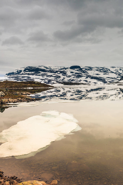 Norway scenic mountains with frozen lake. - Foto, imagen