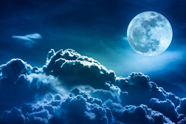 Nachtelijke hemel met wolken en heldere volle maan met glanzend.   - Foto, afbeelding