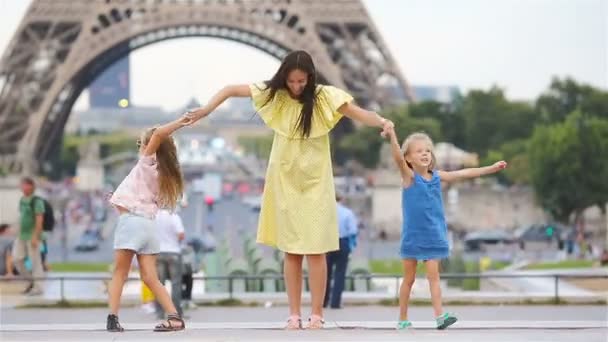 Anne ve çocuklar Paris'te Eyfel Kulesi yakınındaki mutlu bir aile. Fransız tatil, seyahat ve insanlar kavramı yaz. Avrupa tatil - Video, Çekim
