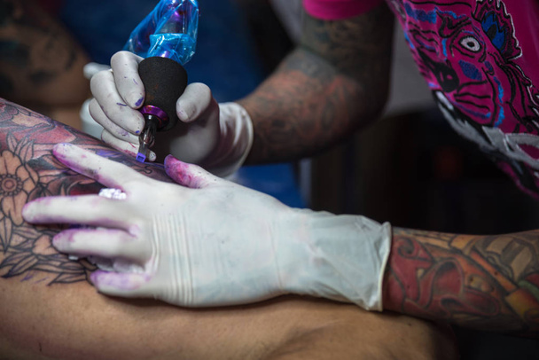 Tatuaje artista dibujo arte en el cuerpo
 - Foto, Imagen