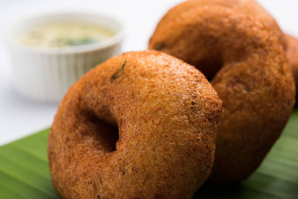 ヴァーダ サンバー、サンバー ヴァーダまたは和田と呼ばれる南インドの料理を添えてココナッツ、緑と赤のチャツネと南インド風ホット コーヒー、セレクティブ フォーカス - 写真・画像