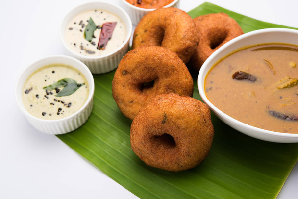 nourriture sud-indienne appelée vada sambar ou sambar vada ou wada, servi avec noix de coco, chutney vert et rouge et café chaud de style sud-indien, foyer sélectif
 - Photo, image