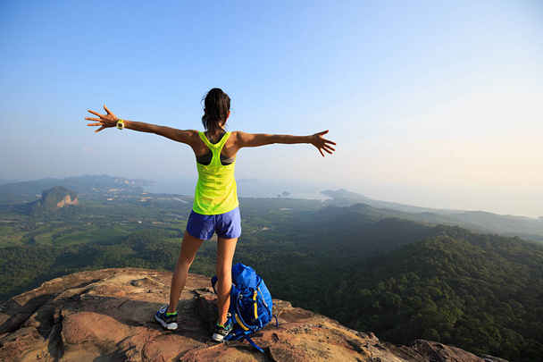 Young woman on mountain peak - Fotografie, Obrázek