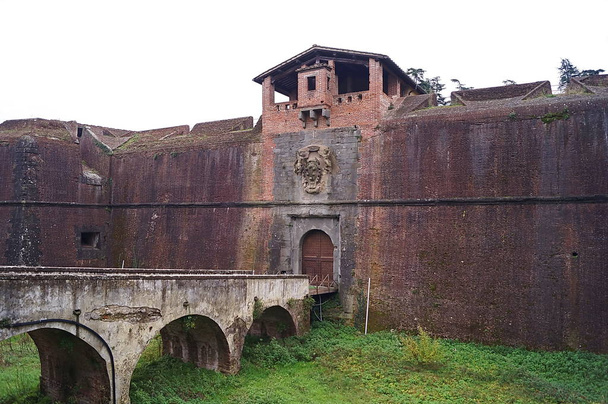 Входная дверь крепости Санта-Барбара в Пистойе
 - Фото, изображение