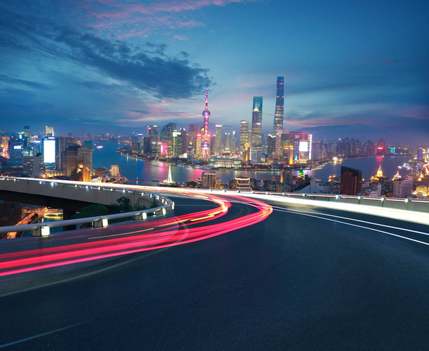Tyhjä tie lattia lintuperspektiivi Shanghain bund Skyline
  - Valokuva, kuva