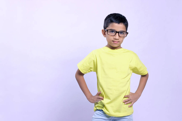 Indiase kind op t-shirt - Foto, afbeelding