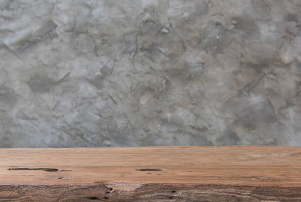 Vecchio legno teak tavolo interno con vintage loft cemento sfondo
 - Foto, immagini