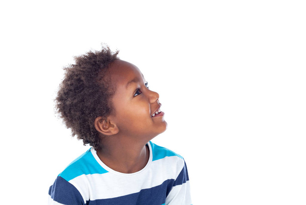 Очаровательный афроамериканский ребенок смотрит вверх
 - Фото, изображение