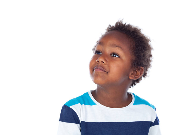 Adorable niño afroamericano mirando hacia arriba
 - Foto, Imagen