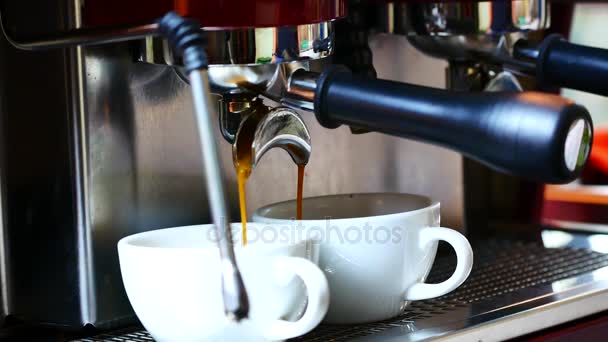 Bir kahve makine bir müşteri siparişi coffee shop kahve demlemek için profesyonel bir Barista kullanımı bir retro tarzında dekore edilmiştir. - Video, Çekim