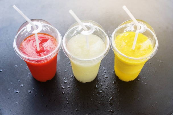 Colored Smothie Take Away in Plastic - Foto, imagen