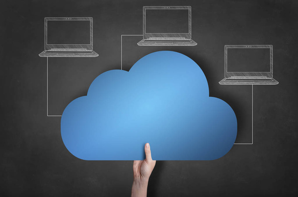 Empresario sostiene un icono de nube azul en pizarra
 - Foto, Imagen