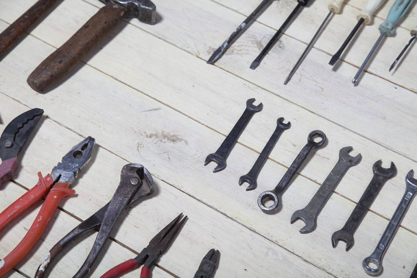 construção martelos chave de fenda ferramenta de reparo alicates nas placas
 - Foto, Imagem
