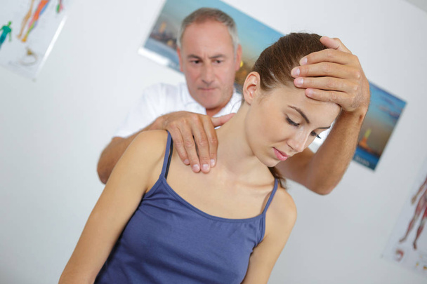 Osteopath working on woman s back - Foto, Imagem