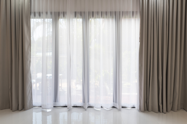 Gyönyörű modern szürke és fehér függöny a nappaliban - Fotó, kép