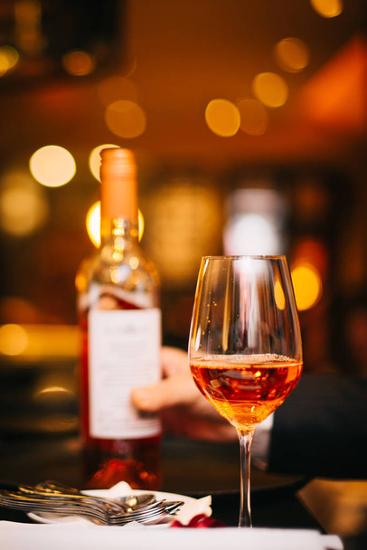 стакан и бутылка вина  - Фото, изображение