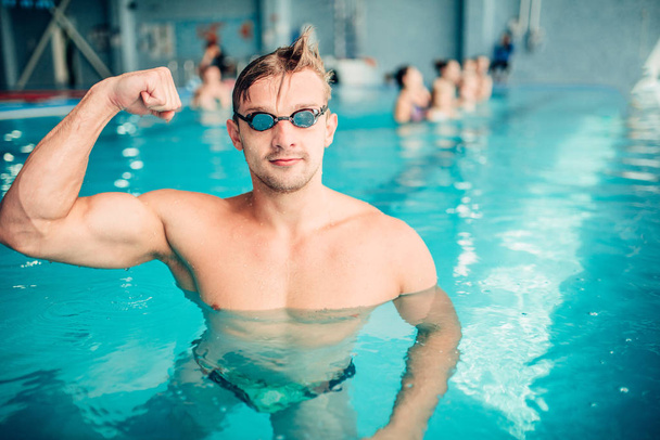 nadador atlético masculino
  - Foto, Imagen