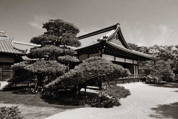 Sanctuaire avec bâtiment historique à Kyoto
 - Photo, image