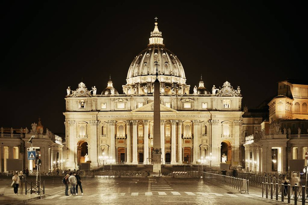 Basílica de San Pedro por la noche
 - Foto, imagen