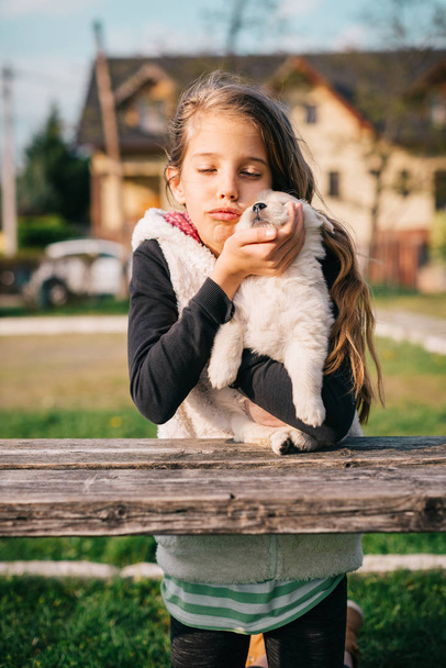 Милая маленькая девочка с щенком
 - Фото, изображение