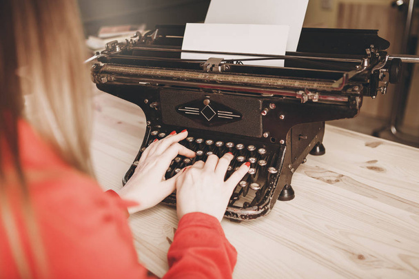 Sekretářka na Starý psací stroj s telefonem. Mladá žena pomocí ty - Fotografie, Obrázek