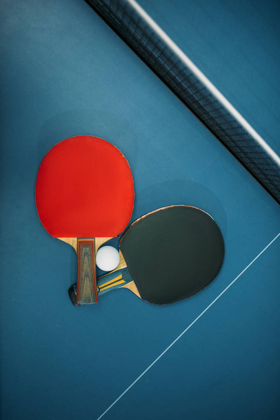 Raquettes et balles de ping-pong
 - Photo, image