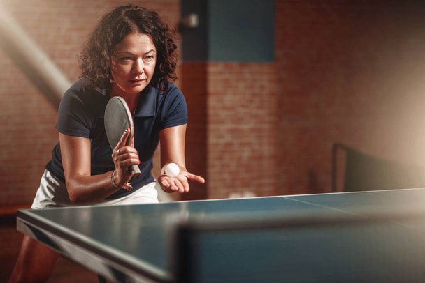 Jugadora de tenis de mesa
  - Foto, Imagen