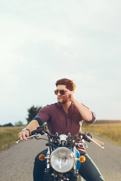 Biker riding his motorcycle - 写真・画像