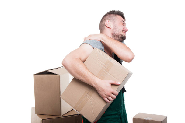 Человек-манипулятор, держащий картонную коробку и плечо
 - Фото, изображение