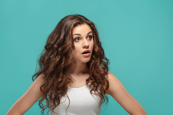 Portrait of young woman with shocked facial expression - Foto, imagen