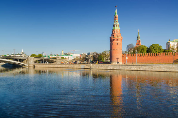 Rano widok na rzekę Moskwę, nasypów, wieże Kremla w Moskwie, Rosja. - Zdjęcie, obraz