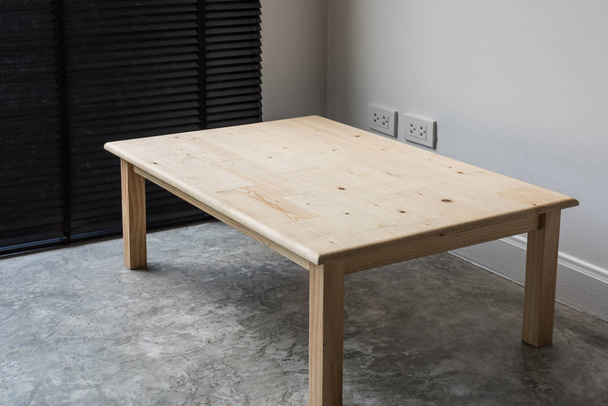 Деревянный стол в современной комнате, рабочее место
 - Фото, изображение