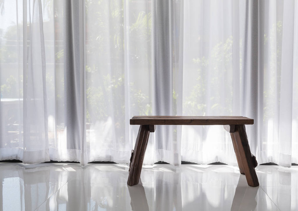 Moderna cortina blanca en salón con silla de madera decoratio
 - Foto, Imagen