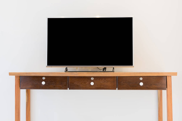 Led Smart TV puinen hylly yli valkoinen seinä tausta
 - Valokuva, kuva