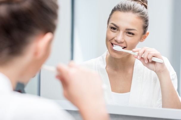 mujer cepillarse los dientes - Foto, Imagen