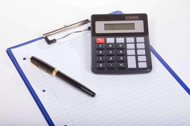 Калькулятор, бумага на планшете и ручке
 - Фото, изображение