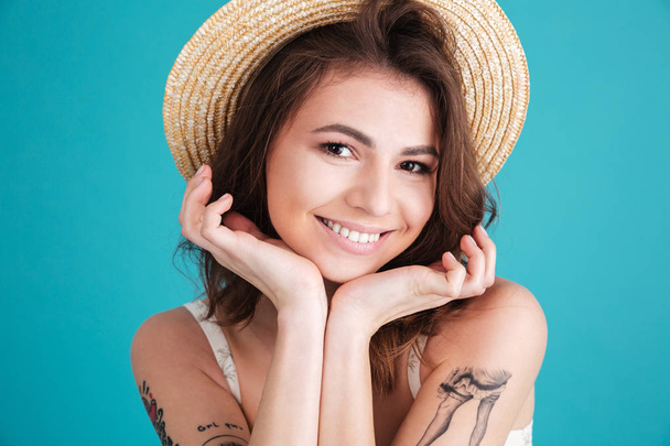 Close up of a happy smiling woman in straw hat - Фото, зображення