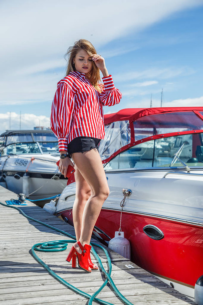 young woman posing near yacht - Φωτογραφία, εικόνα