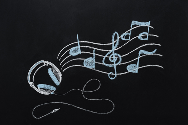 auriculares con notas musicales dibujadas sobre pizarra
 - Foto, Imagen