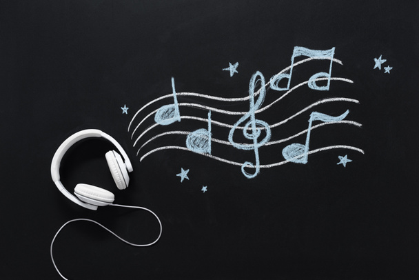 auriculares con notas musicales dibujadas sobre pizarra
 - Foto, Imagen