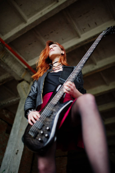 Vörös hajú punk lány viselni a fekete és a piros szoknya, basszus trombita - Fotó, kép