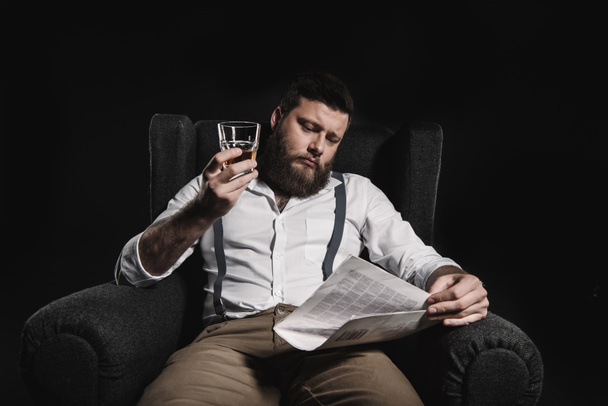 man with whisky and newspaper - Φωτογραφία, εικόνα