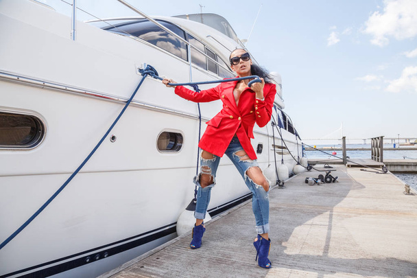  young woman posing near yacht   - Fotografie, Obrázek