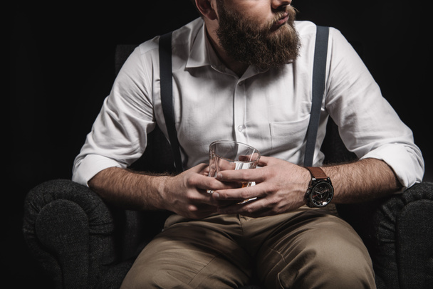 uomo in possesso di bicchiere di whisky
 - Foto, immagini